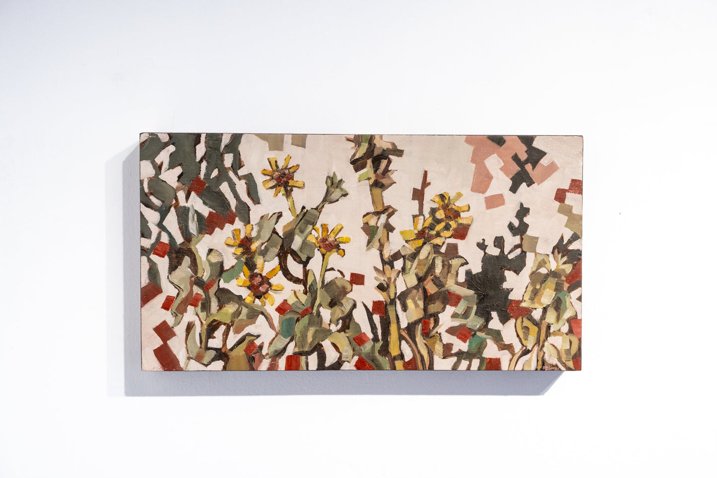 Las flores que crecen entere el pasto seco