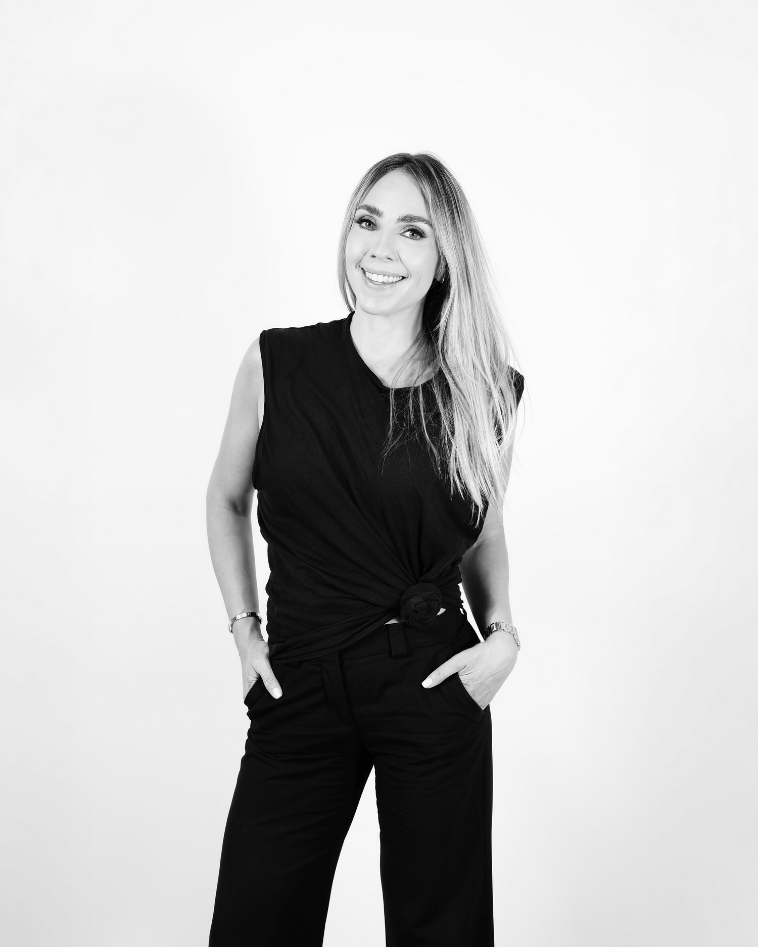 Retrato en blanco y negro de Liliana Salinas Wallander, Art Dealer y estratega cultural de LIEBRE LI BRE, especialista en conectar artistas y coleccionistas de arte contemporáneo en Durango y México.