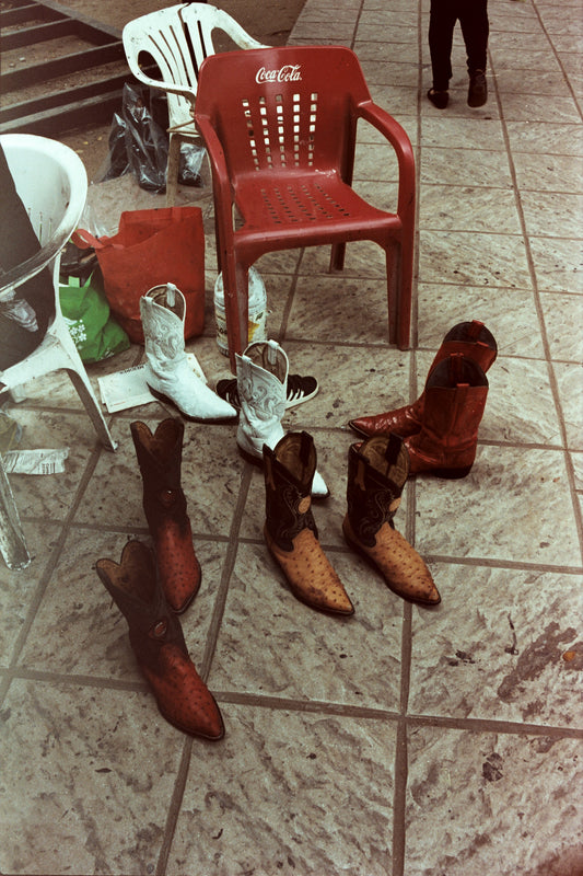 Estas Botas Ya No Caminan por la Plazuela